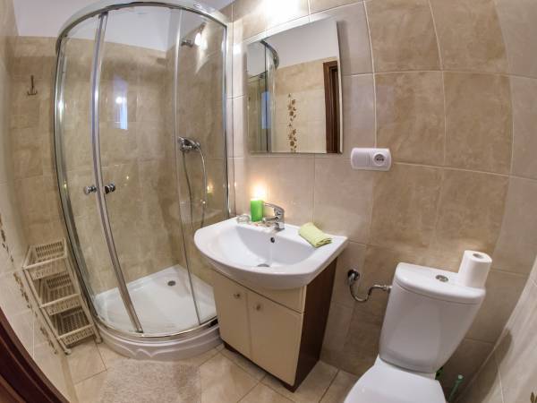 łazienka w pokoju na piętrze