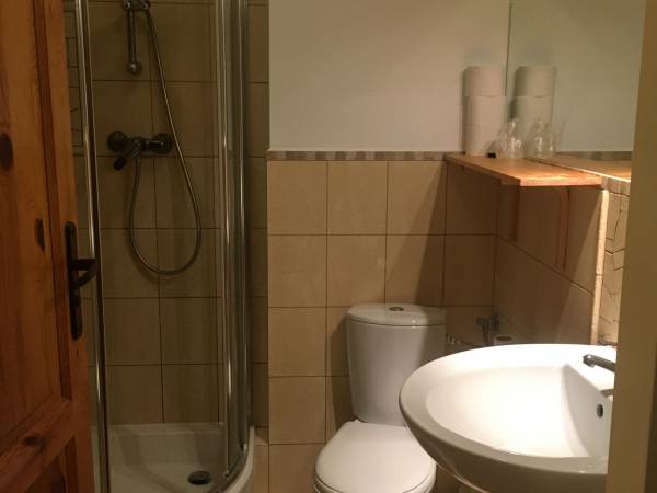 łazienka w pokojach