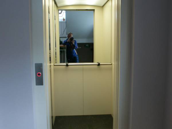 Winda osobowa na budynku głównym