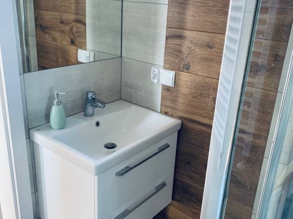 Suszarka do włosów, ręczniki, papier toaletowy oraz mydełko w standardzie.