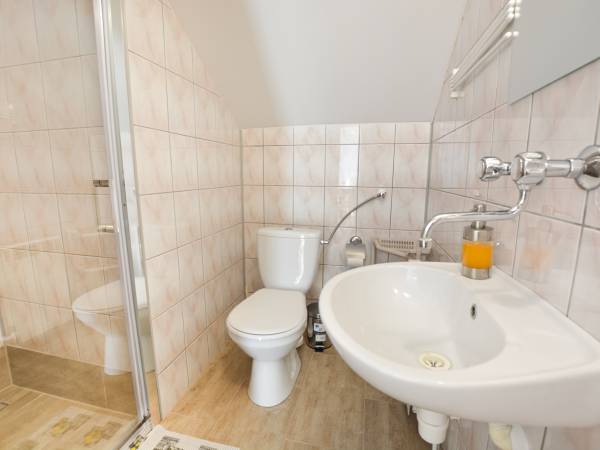 Pokój czteroosobowy - łazienka