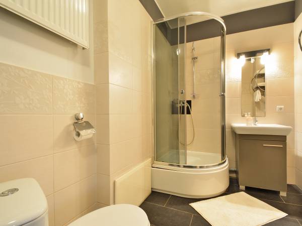 łazienka I w pokoju trzyosobowym