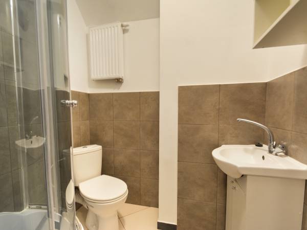 łazienka IIIw pokoju dwuosobowym