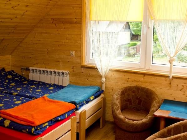 Pokój z łazienką na górze w drewnianym domku