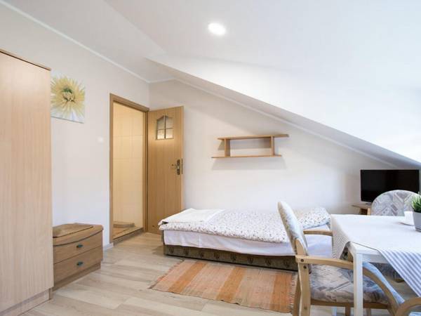 Pokój nr 4 II piętro 3 os.