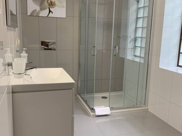 Łazienki wyposażone w suszarkę do włosów oraz ręczniki