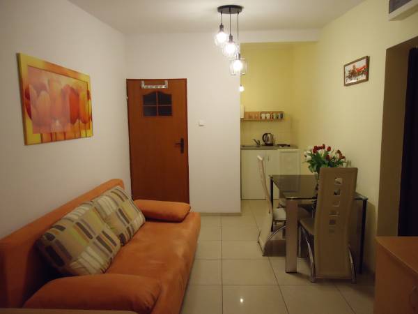 Apartament 2-3 os z balkonem, łazienką i aneksem kuchennym