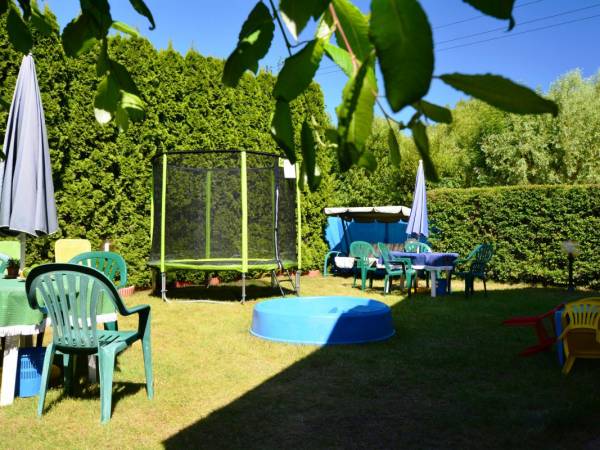 Ogrod z placem zabaw