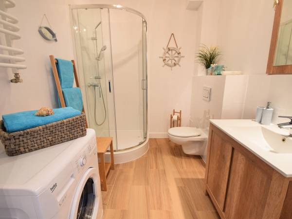 Łazienka z pralką w Apartamencie Blue z ogrodkiem