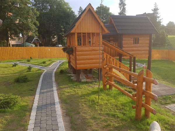 Domki dla dzieci i duży ogrodzony placyk zabaw:-).