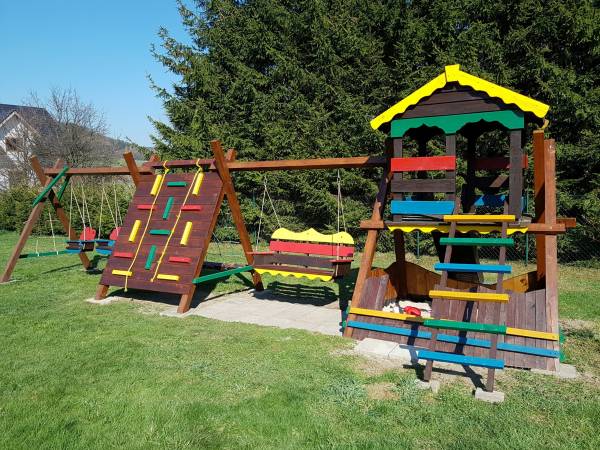 Plac zabaw - huśtawki, piaskownica, trampolina