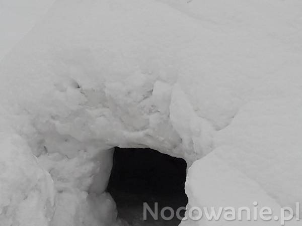 Można zrobić iglo;-)