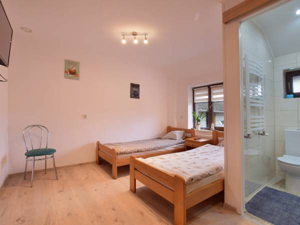 pokój trzyosobowy z łazienka