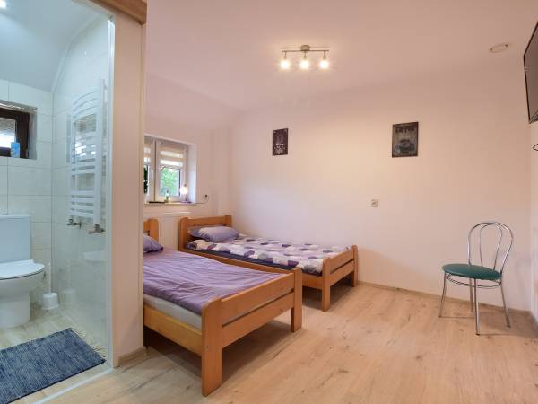 pokój trzyosobowy z łazienka