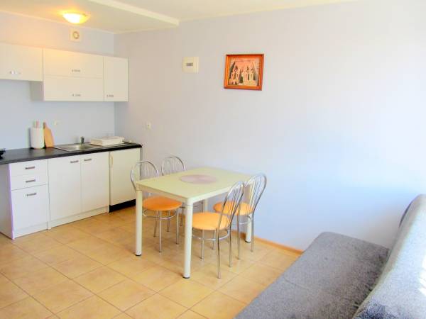 Zdjęcie dołu domku na tej samej posesji