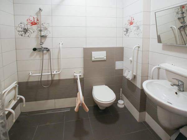 łazienka dla osób na wózku w paw. "C"