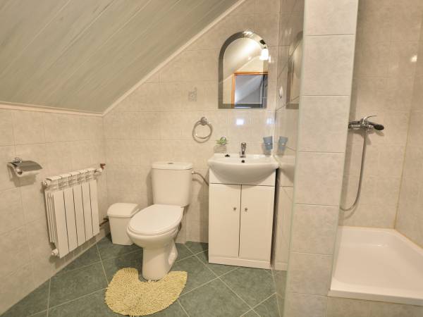 Łazienka w pokoju 3-osobowym