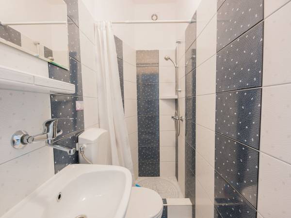 Łazienka i WC w pokoju 2 osob.