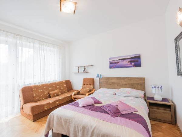 Widok na pokój 3 osob. z wyjściem na duży balkon,gdzie słychać szum morza.