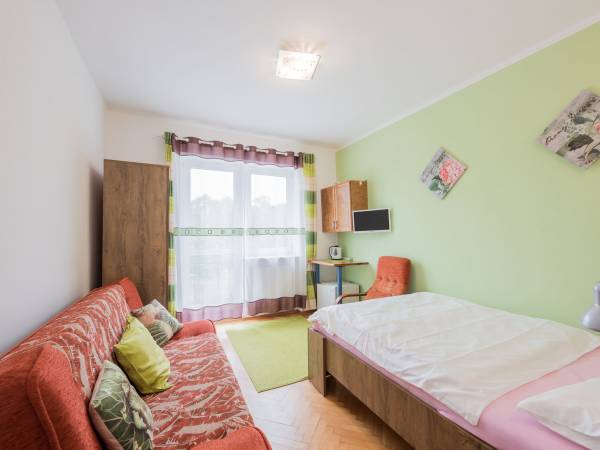 Widok na pokój 2 osob. z wyjściem na duży słoneczny balkon, gdzie słońce świeci przez cały dzień.