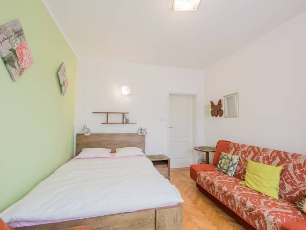 Widok na pokój 3 osob. z wyjściem na duży balkon., gdzie można się opalać i słuchać szumu morza.