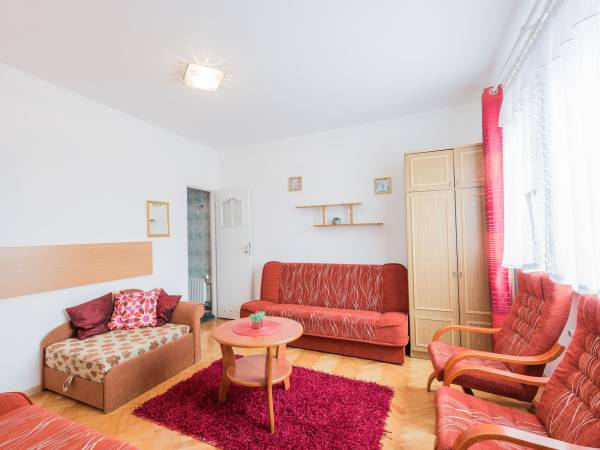 Widok na pokój 3 osob. z dostawką.Łazienka w pokoju.