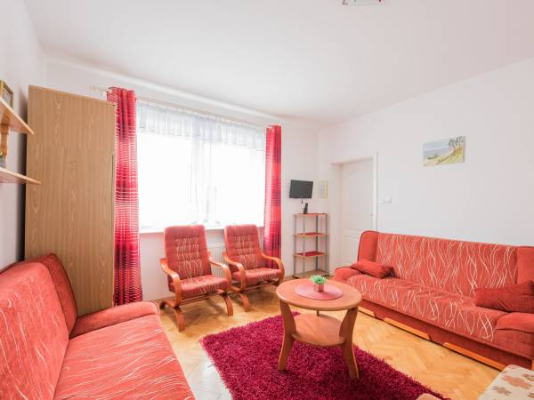 Widok na pokój 3 osob. z dostawką. Wyjście na taras zewnętrzny na przeciw pokoju.