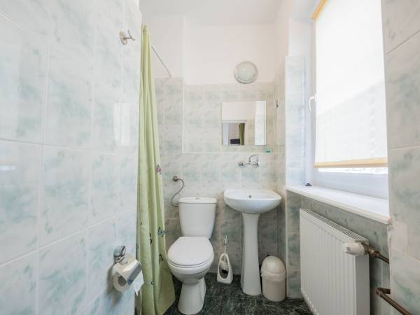 Widok na łazienkę w pokoju dwuosobowym.