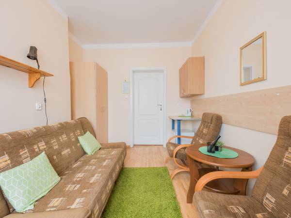 Widok na pokój 2 osob. z łazienką w pokoju.