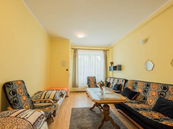 Pokój parterowy dla 4 osób z łazienką w pokoju, pełnym aneksem kuchennym w pokoju.