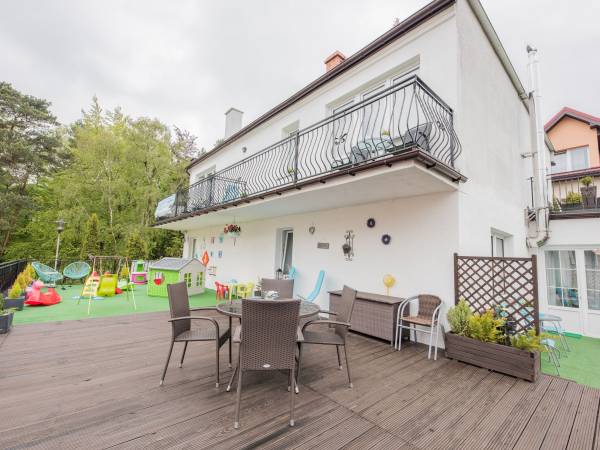 Taras ze strefą dla starszych i młodszych gośnim balkony do apartamentu i pokoju 4 os nr 2.