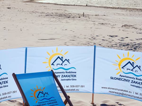 Leżaki i parawany dostępne dla naszych gości.