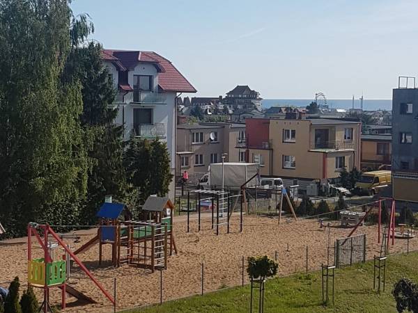 plac zabaw na przeciwko pensjonatu