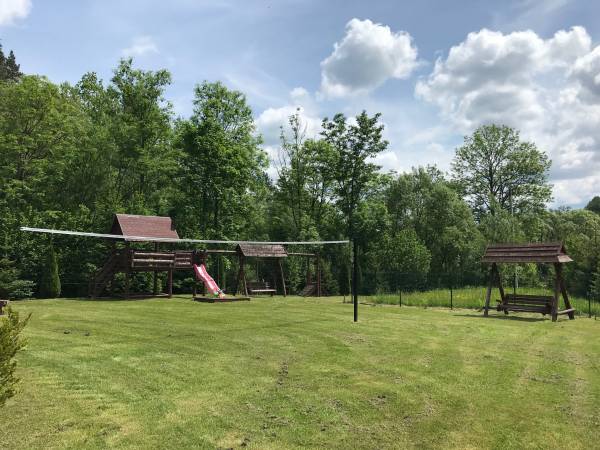 Boisko do siatkówki i plac zabaw