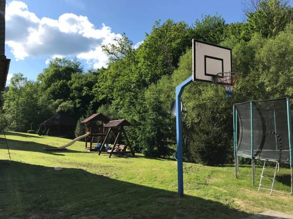 Trampolina,kosz i plac zabaw