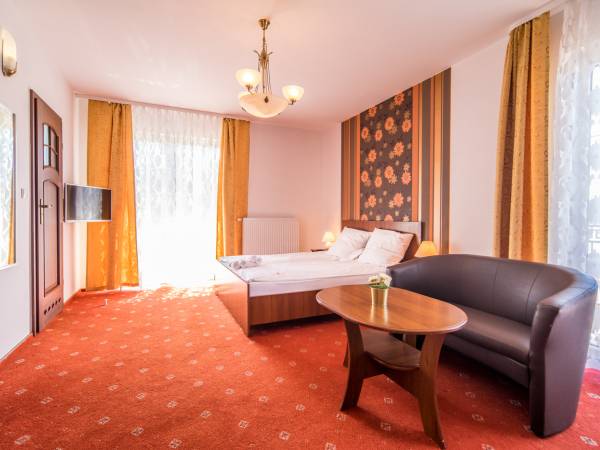 Pokój trzyosobowy z balkonami (6)