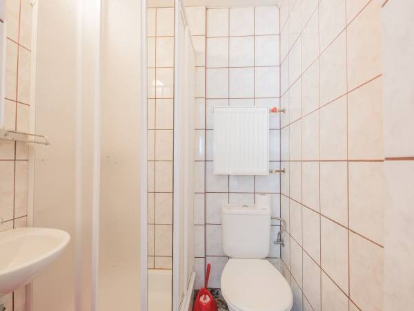 Łazienka w pokoju nr 8.