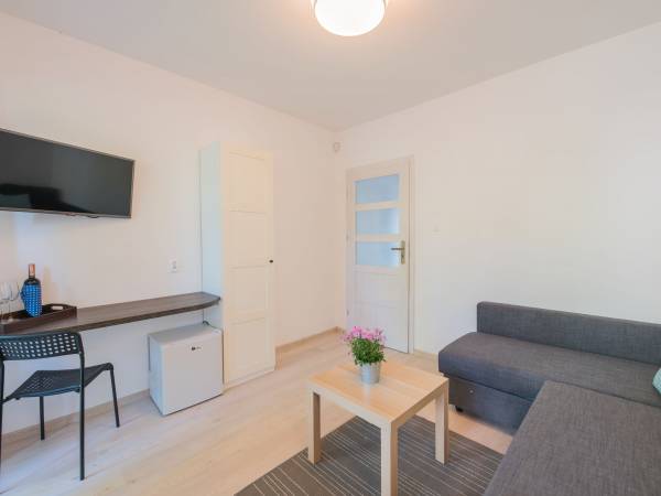 Pokój z rozkładanym narożnikiem w apartamencie parterowym z tarasem