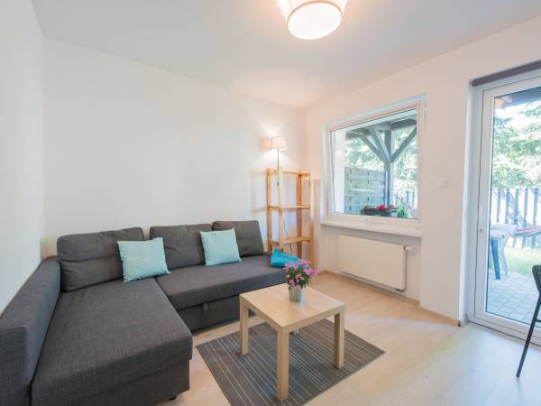 Pokój z rozkładanym narożnikiem w apartamencie parterowym z tarasem