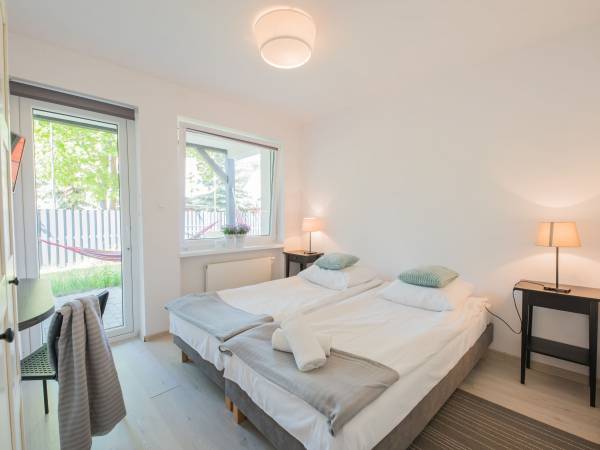 Sypialnia w apartamencie parterowym z tarasem