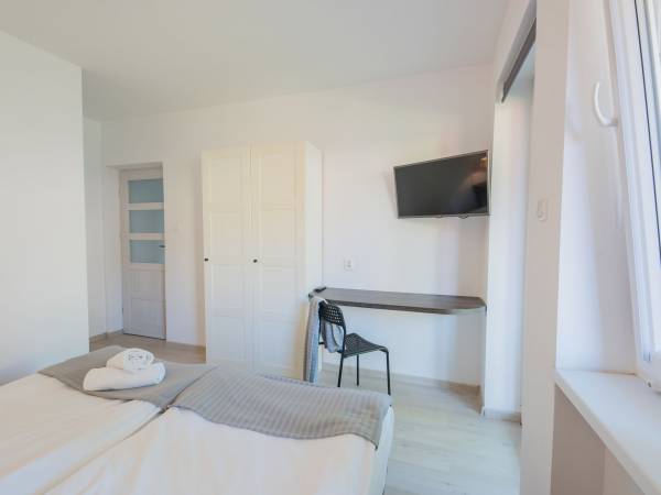 Sypialnia w apartamencie parterowym z tarasem