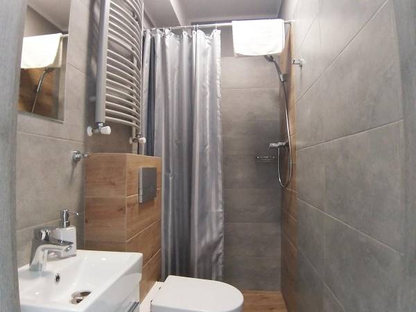 Sandra I łazienka pokoju nr 5