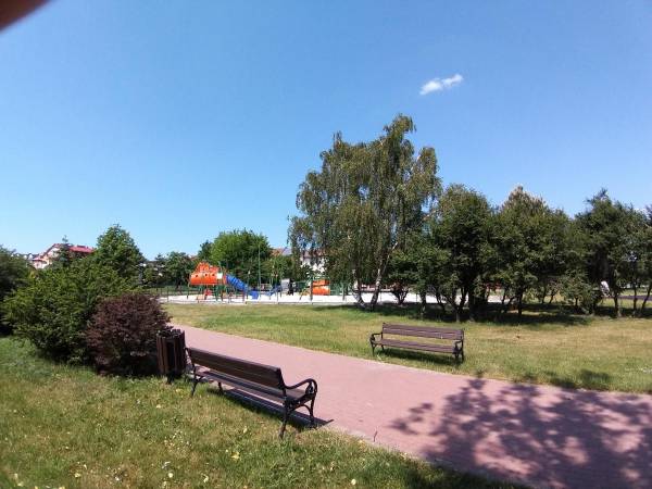 Park i plac zabawa na tyłach obiektów