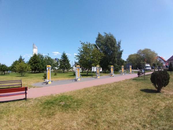 Park i plac zabaw na tyłach obiektów