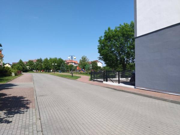 Park i plac zabaw na tyłach obiektów