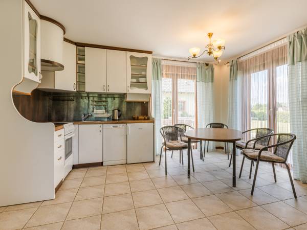 Spacerowa kuchnia z jadalnią