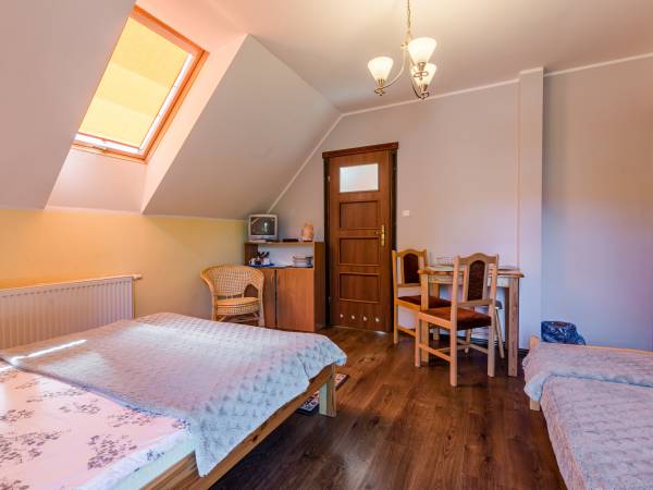 pokój trzyosobowy z balkonem