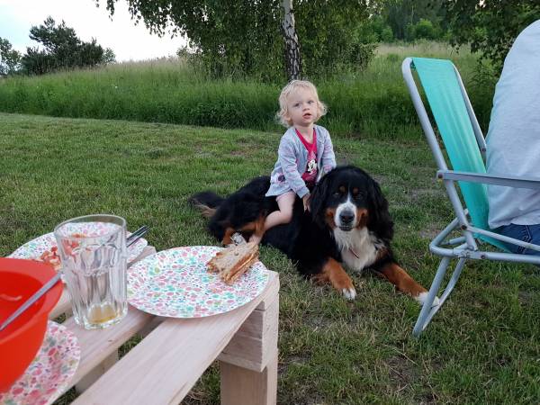 Cola uwielbia dzieci