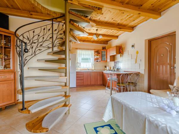 Domek nr 2-salonik wypoczynkowy z aneksem kuchennym