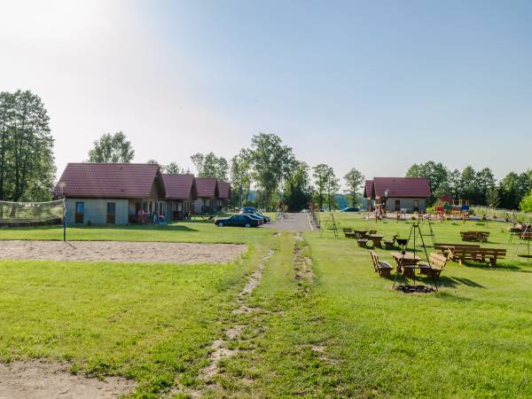 Widok na domki od stony pól